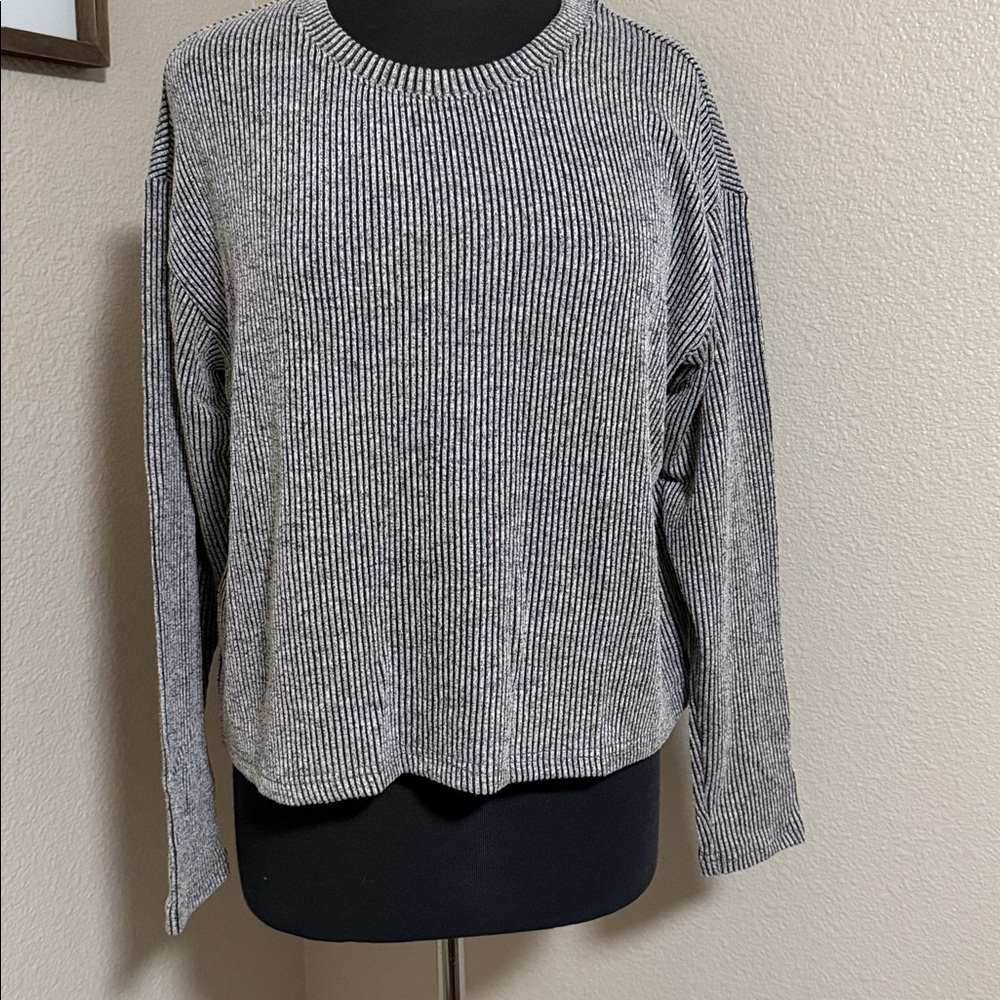 Time and Tru Black and White Knit Top